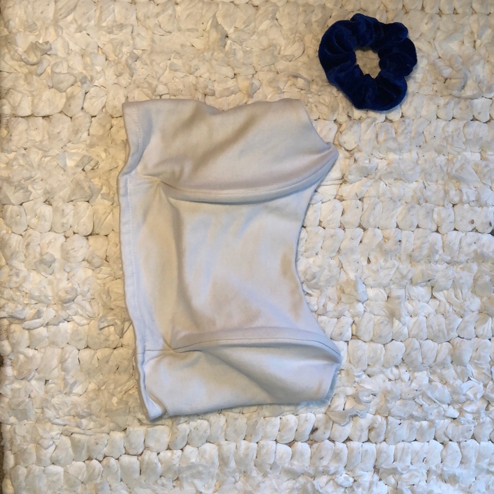 Large white crop top+ Scrunchie